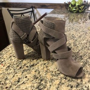 Pour la victoire grey peep toe booties!!